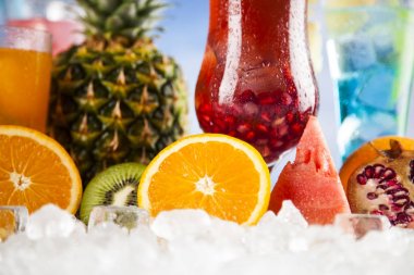 Yaz içecekler ve taze tropikal meyveler