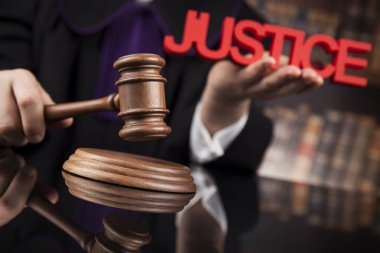 bir mahkemede erkek yargıç