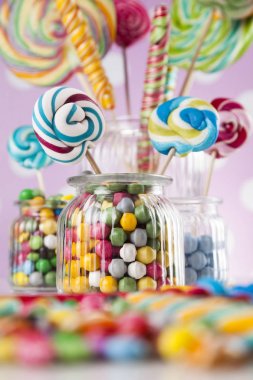 Kavanozlarda renkli şekerler 