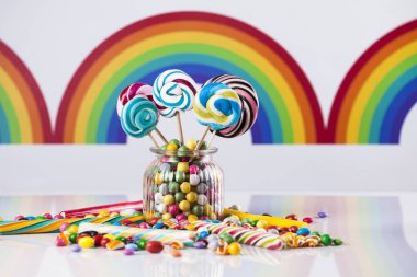 Kavanozlarda renkli şekerler 