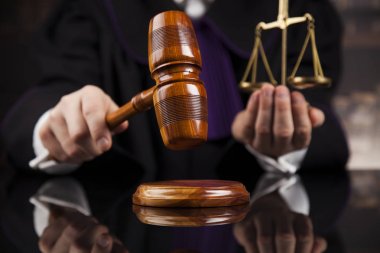 bir mahkemede erkek yargıç