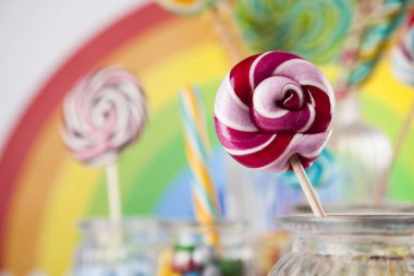 Renkli lolipop ve farklı şekerler 