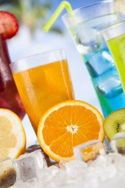 Yaz içecekler ve taze tropikal meyveler