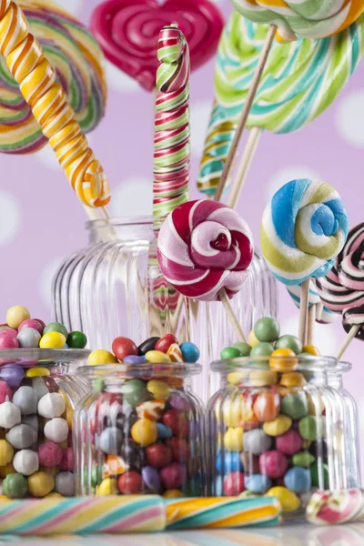 Kavanozlarda renkli şekerler — Stok fotoğraf