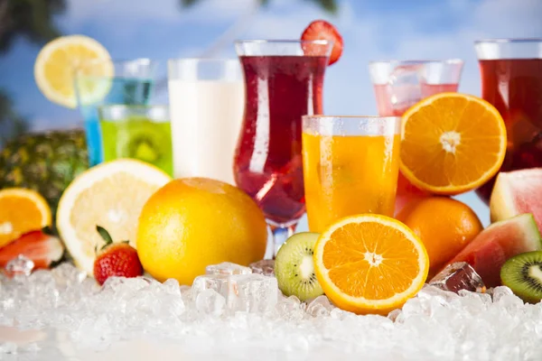 Latem napoje i świeże owoce tropikalne — Zdjęcie stockowe