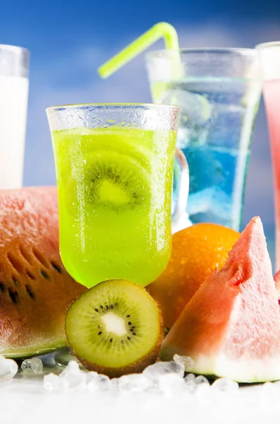 Yaz içecekler ve taze tropikal meyveler