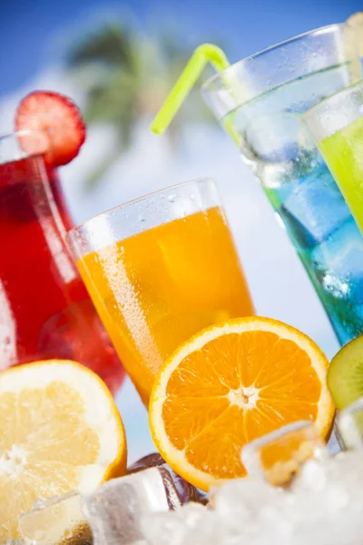Yaz içecekler ve taze tropikal meyveler