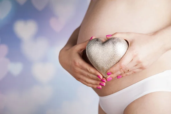 Pregnant woman with heart sign — Stock Photo, Image