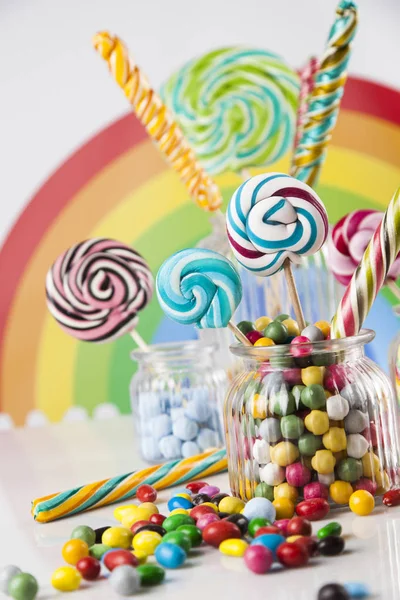 Kavanozlarda renkli şekerler 