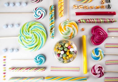 Renkli lolipop ve farklı şekerler 