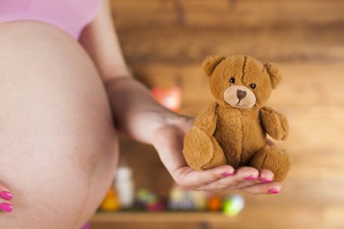 Oyuncak ayı ve Happy hamile kadın