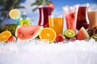 Yaz içecekler ve taze tropikal meyveler