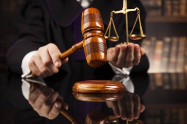 bir mahkemede erkek yargıç