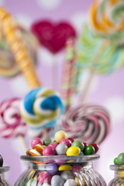 Kavanozlarda renkli şekerler 