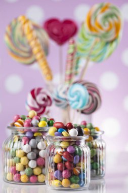 Renkli lolipop ve farklı şekerler 