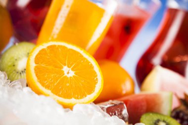 Yaz içecekler ve taze tropikal meyveler