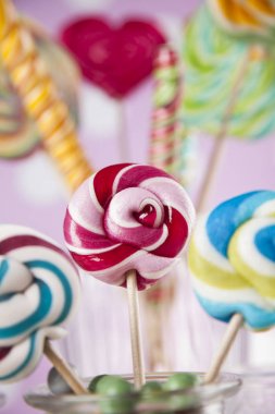 Kavanozlarda renkli şekerler 