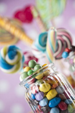 Renkli lolipop ve farklı şekerler 