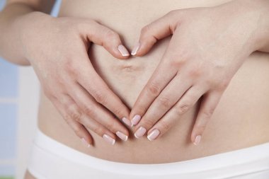 güzel bir hamile kadın göbeği