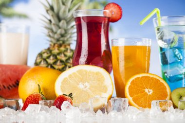 Yaz içecekler ve taze tropikal meyveler