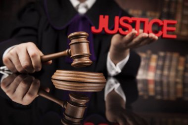 bir mahkemede erkek yargıç