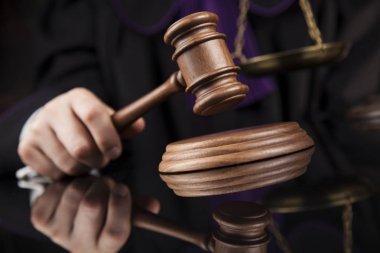 bir mahkemede erkek yargıç