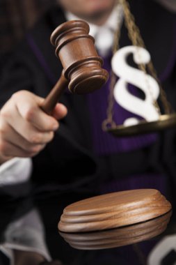 bir mahkemede erkek yargıç