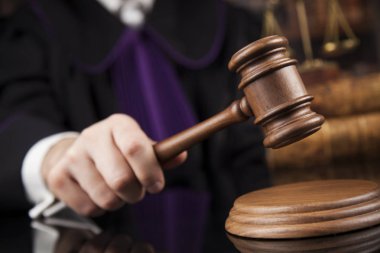 bir mahkemede erkek yargıç