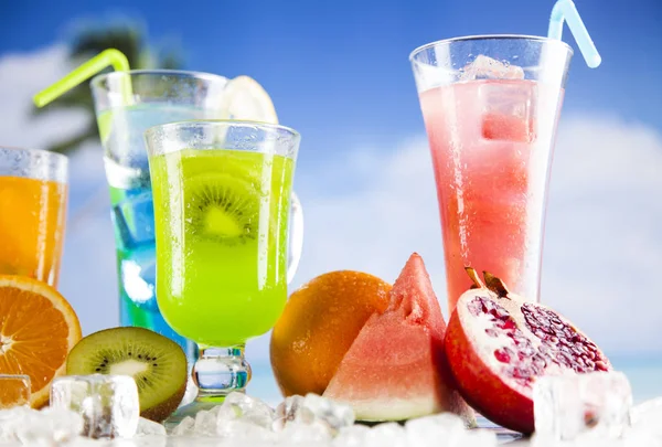 Bebidas de verano y frutas tropicales frescas — Foto de Stock