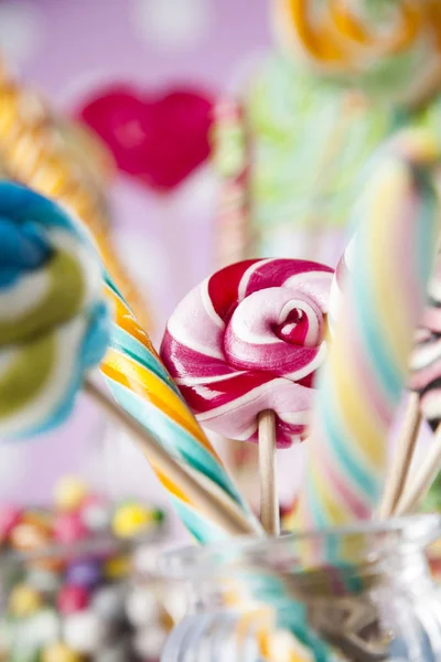Kleurrijke lollies en verschillende snoepjes — Stockfoto