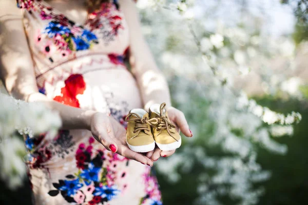 Flower garden, Orchard, Pregnant woman — Stock Photo, Image