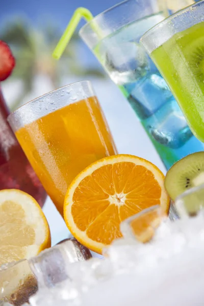 Yaz içecekler ve taze tropikal meyveler