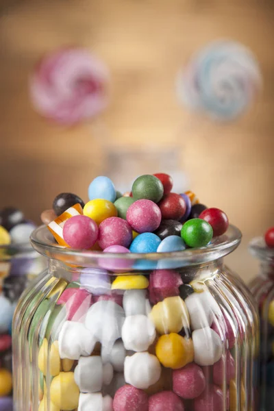 Piruletas de colores y diferentes caramelos — Foto de Stock