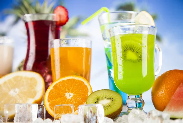 Bebidas de verão e frutas tropicais frescas — Fotografia de Stock