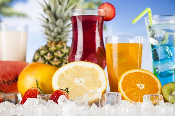 Yaz içecekler ve taze tropikal meyveler