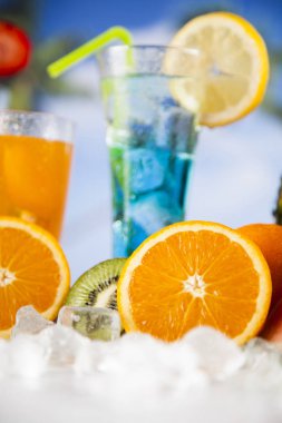 Yaz içecekler ve taze tropikal meyveler