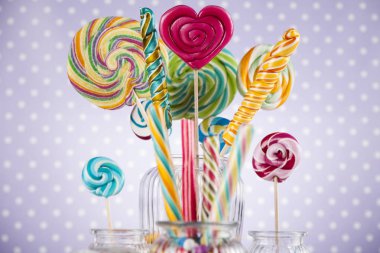 Kavanozlarda renkli şekerler 