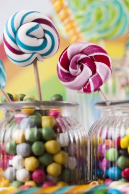 Kavanozlarda renkli şekerler 