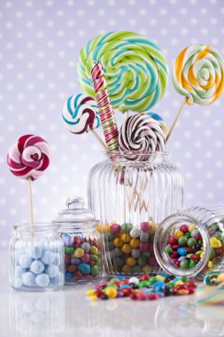 Kavanozlarda renkli şekerler 