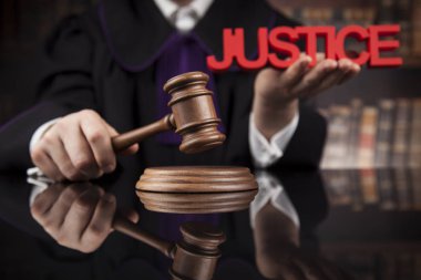 bir mahkemede erkek yargıç