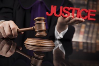 bir mahkemede erkek yargıç