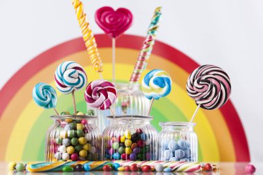 Kavanozlarda renkli şekerler 