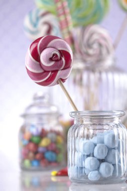 Kavanozlarda renkli şekerler 