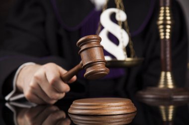 Mahkeme Tokmak, hukuk Tema