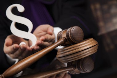 bir mahkemede erkek yargıç