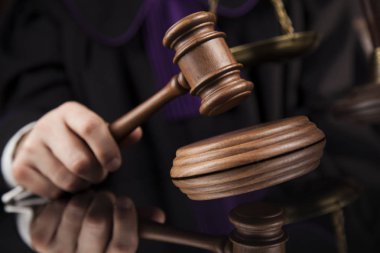 bir mahkemede erkek yargıç