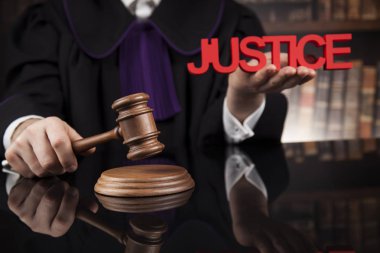 bir mahkemede erkek yargıç