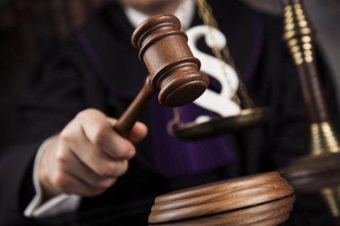 Mahkeme Tokmak, hukuk Tema