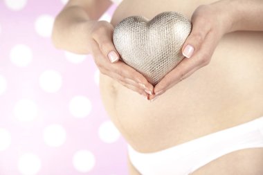 Sevimli bir hamile göbeğini kapat.