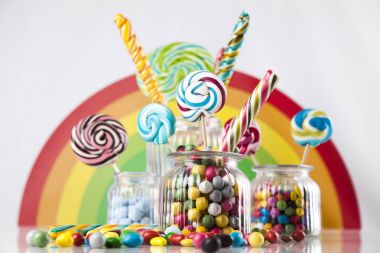 Renkli lolipop ve farklı şekerler 